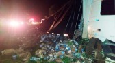Carreta carregada com leite condensado sai da pista e tem carga saqueada na BR-282