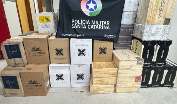 Homem de 46 anos é preso com mais de 100 caixas de vinho por descaminho