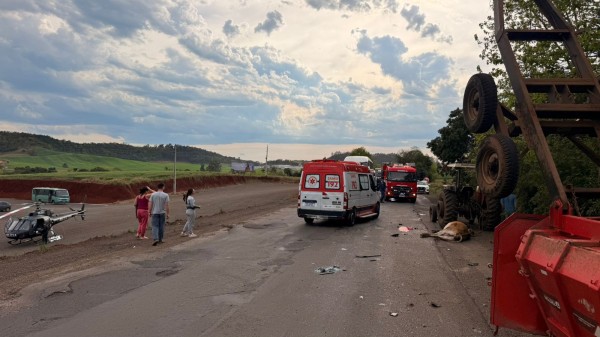 Acidente entre caminhão e trator deixa homem gravemente ferido na BR-282