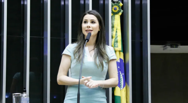 Deputada Carol de Toni sofre queda ao fugir de cachorro e passa por cirurgia