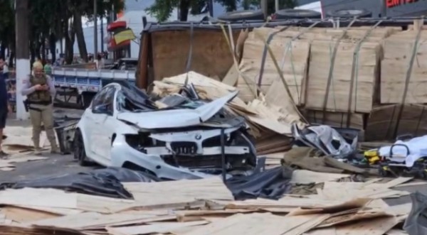 Quem paga o prejuízo do acidente com carreta que atingiu 14 veículos em SC
