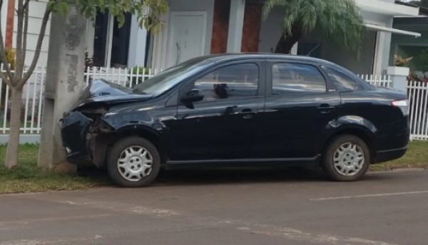 Motorista colide veículo em poste