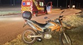 Rapaz colide em meio fio, cai de moto e fica ferido na BR-163