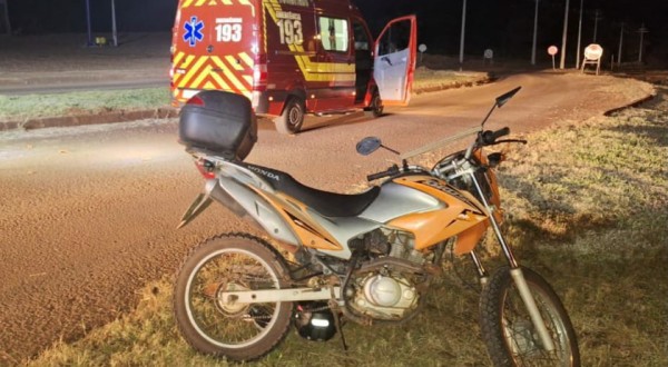 Rapaz colide em meio fio, cai de moto e fica ferido na BR-163