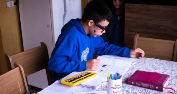 Óculos de IA transforma vida de aluno cego beneficiado por projeto do Estado