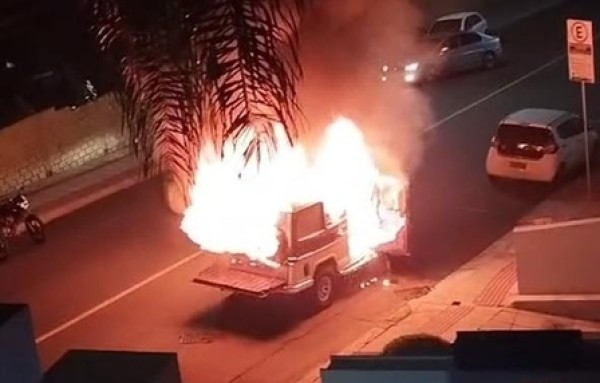 Veículo é destruído por incêndio no Centro de Concórdia