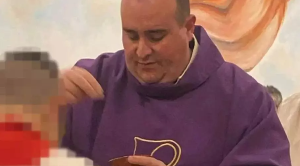 Padre recebe cálice com veneno em missa após fazer críticas; entenda o caso