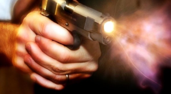 Homem é alvejado por disparo de arma de fogo