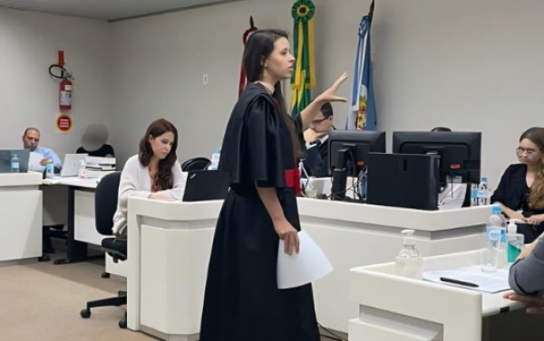 Mãe e padrasto são condenados a 37 e 41 anos de prisão por agressão contra crianças no Oeste