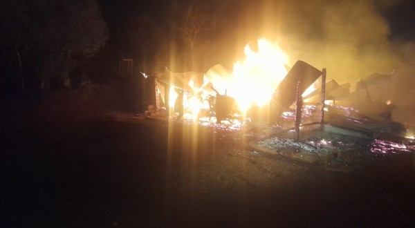 Incêndio devasta residência em Paraje Campiña América