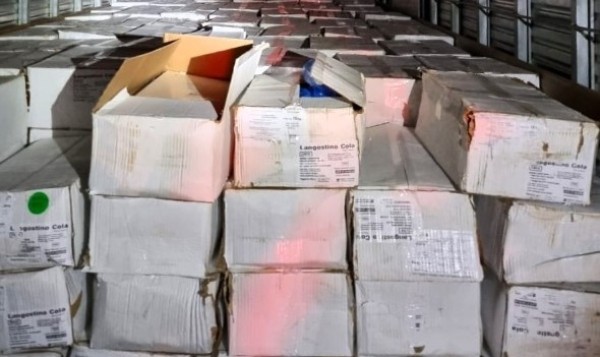 PRF apreende cinco toneladas de camarão argentino e prende três homens em Pinhalzinho