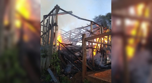 Galpão fica destruído após incêndio registrado na Linha Derrubada Alta