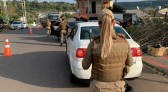 Motorista embriagado é detido após bater carro em poste