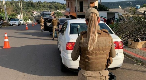 Motorista embriagado é detido após bater carro em poste