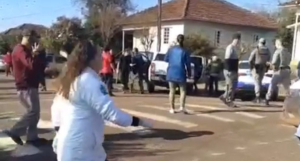 Criança morre e duas ficam feridas em ataque a escola