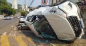 Aumomóvel capota após colisão; mulher e criança ficaram feridas
