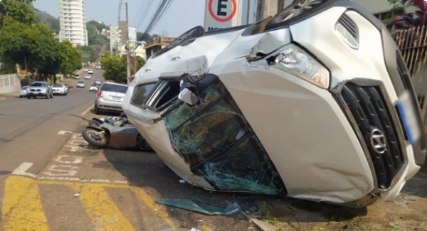 Aumomóvel capota após colisão; mulher e criança ficaram feridas
