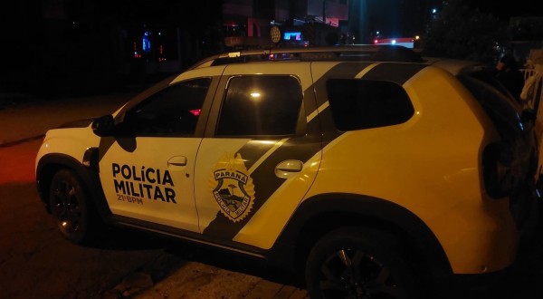 Homem é preso após invadir casa da namorada com carro