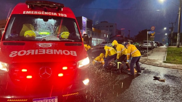 Motociclista fica ferido em colisão no centro