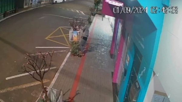 Homem furta grade de proteção de árvore em plena área central