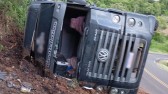 Após tombamento de caminhão, motorista é ejetado