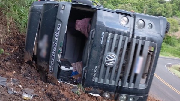 Após tombamento de caminhão, motorista é ejetado