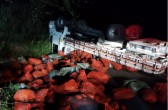 Caminhão carregado com pepinos capota e deixa dois feridos