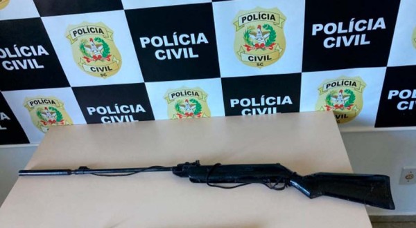 Pai é preso após polícia encontrar munições em mochila de criança de 5 anos
