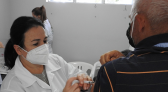 Pessoas vacinadas entre 01 e 03 de março receberão segunda dose nesta segunda e terça-feira