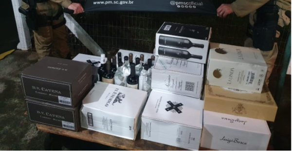 PM apreende 105 garrafas de vinho oriundas da Argentina durante abordagem a ônibus