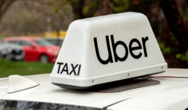 Uber é multada em R$ 384 mil após motorista recusar corrida a atleta cego com cão-guia
