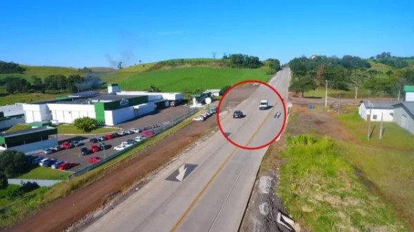 Carro é flagrado andando na contramão na BR-163