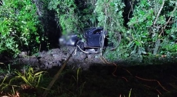 Motorista é resgatado após saída de pista e queda em ribanceira na BR-158