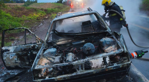 Parati é completamente destruída por incêndio às margens da BR-282