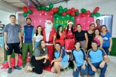 Papai Noel entrega doces e brinquedos na escola da Siqueira Bello