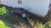 Carro despenca em ribanceira após acidente na SC-155