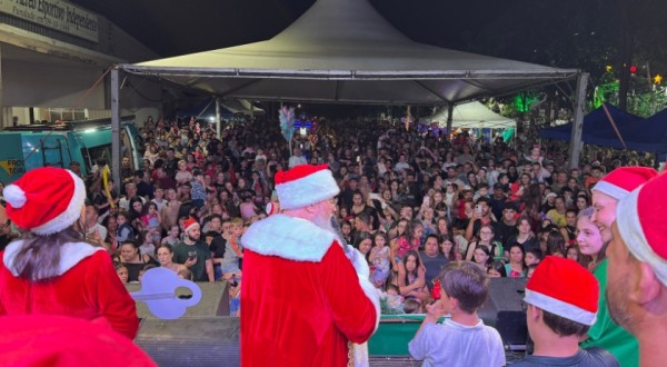 Acendimento das luzes de Natal encanta comunidade e marca chegada do Papai Noel