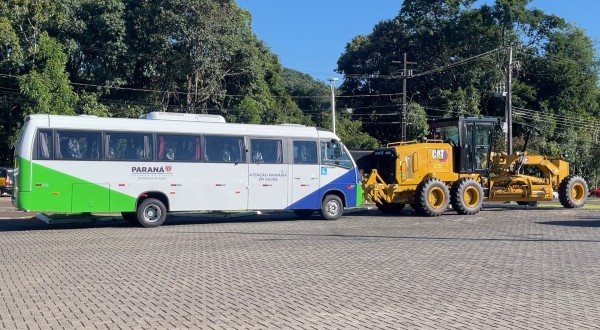 Município recebe motoniveladora e micro-ônibus de 37 lugares para reforçar serviços públicos