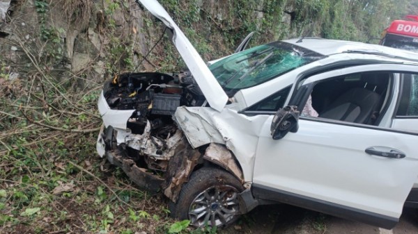 Idosa fica ferida após capotamento na SC-305