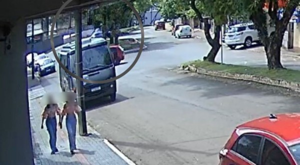 Carro sobe em rótula em construção na Avenida Paraná