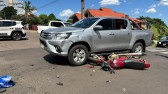 Mulher fica ferida em colisão entre moto e caminhonete no centro