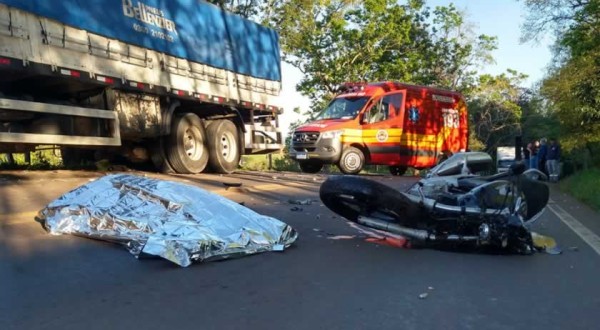 Motociclista de 47 anos morre em acidente envolvendo três veículos no Oeste