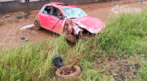 Homem morre ao ser ejetado de carro durante capotamento