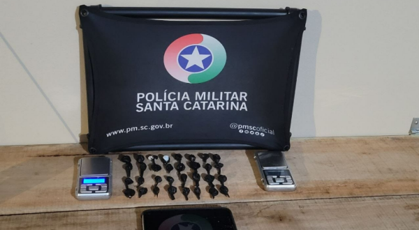 Adolescente é apreendido com 32 buchas de cocaína