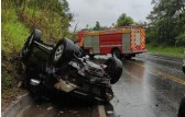Mulher fica ferida após caminhonete capotar no Oeste de Santa Catarina