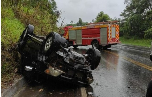 Mulher fica ferida após caminhonete capotar no Oeste de Santa Catarina