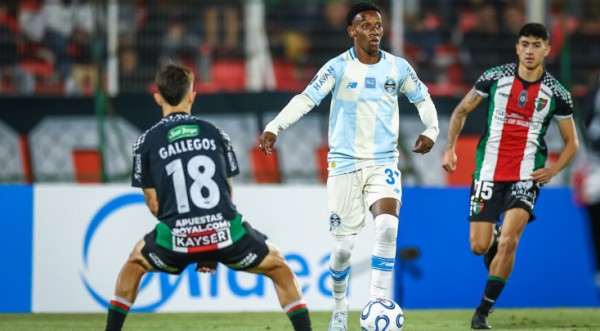 Carlos Vinícius perde três pênaltis, e Grêmio empata com Palestino pela Sul-Americana