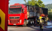 Bombeiros combatem incêndio em caminhão na BR-282