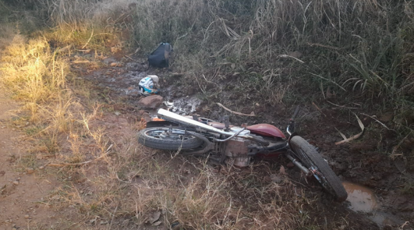 Adolescente sem habilitação se fere após fugir da polícia e sofrer queda de motocicleta