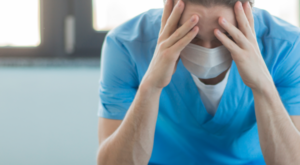 Até 40% dos profissionais da saúde relatam depressão, ansiedade e burnout no Brasil, aponta estudo da Fiocruz